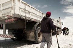 沃尔沃卡车在世界最大的盐沙漠工作视频
