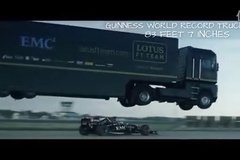 雷诺Magnum卡车从F1赛车头顶飞跃而过