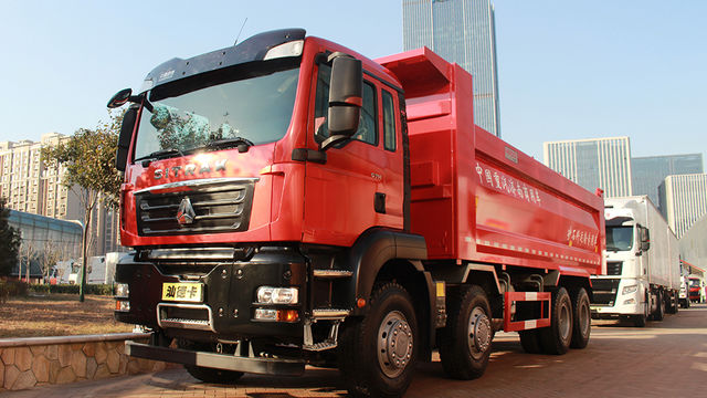 高富帅下地干糙活  汕德卡山区版自卸车你见过？