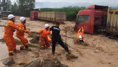 大暴雨冲走数十辆卡车  司机“骑绳过河”惊险获救