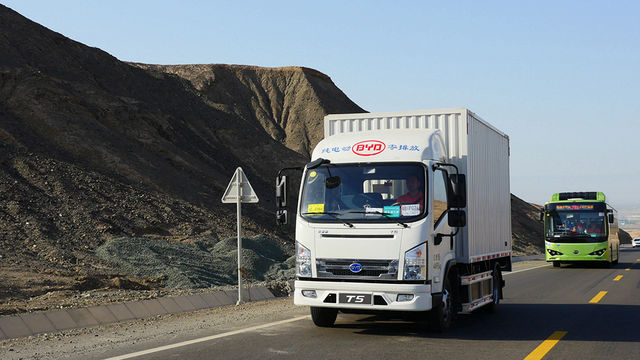 吐鲁番地表65度 比亚迪新能源汽车高温性能测试