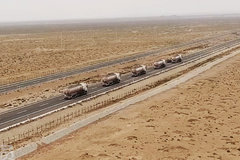 重汽T7H智能卡车编队行驶奔赴新疆
