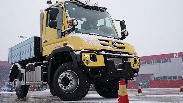 最低稳定车速每小时130米 雪天试驾奔驰乌尼莫克U423
