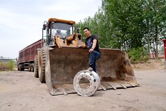 铝合金车轮不结实？50大铲车一顿猛砸表示无可奈何