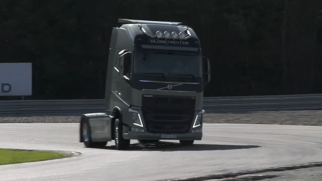 和跑车单挑专业赛道！ 沃尔沃卡车会赢吗？网友：这卡车太爽了