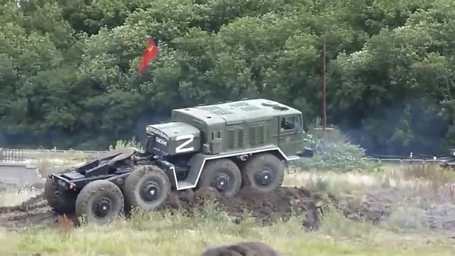 前苏联的军用卡车 8X8驱动，如今来看依然很强悍！