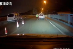 货车冲卡交警挂车斗被拖行 后方小车提速狂飙逼停货车