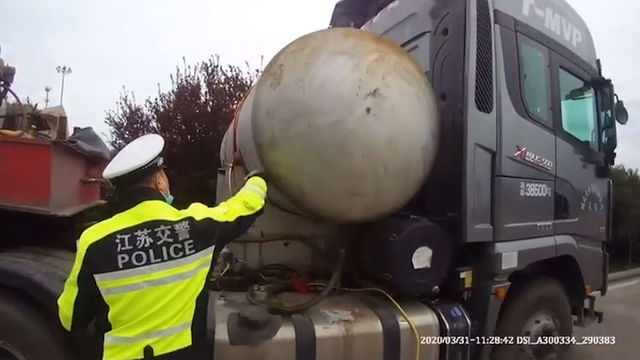 你就不怕油耗子惦记？ 自行加装600L糙油箱 还挂驾驶室