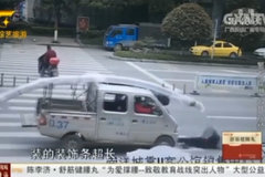 货车运输货物超长怼伤行人 看的人胆战心惊