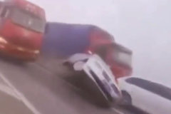 看完这个我怕了 大雾天气不减速也太危险了