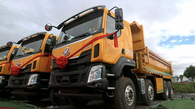 搭载轻量化重卡标杆动力！这款乘龙H5渣土车老板见了都要爱