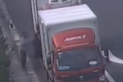 两名卡友高速上停车开打 原因竟然因为嫉妒干的比他好