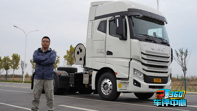 最大2600升气瓶 搭载MT13发动机 试驾跨越K7 LNG牵引车