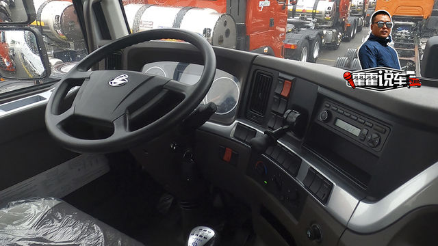 连多媒体大屏都没有 物流公司定制车辆内饰真简陋