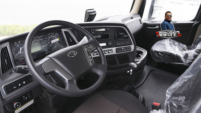 内饰略显简洁 更注重整车可靠性 现代创虎LNG车型内饰解读