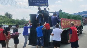 闻“汛”而动 新乡遇难这家4S店全体出动保卫家园安全