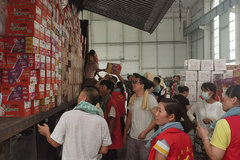 1100公里 25个小时 身处上海的卡车人携救灾物资驰援新乡