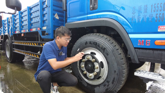 轮胎护圈有巧用 保护螺丝还能方便上下车