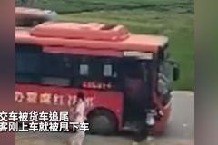 公交车被货车追尾 乘客刚上车就被甩下车