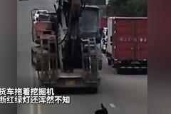 心太大了！货车拖着挖机撞断红绿灯还浑然不知