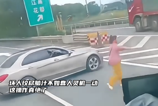 太危险了！错过高速口硬是要变道
