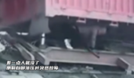 侧翻自卸液压杆突然故障 检修人员差点被压的粉身碎骨！