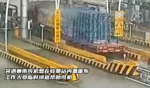 暖心！突遇暴雨司机想在收费站内盖篷布 工作人员临时闭道帮助司机