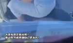 大货车盲区躲太阳？电动车骑手真嫌自己命太长！