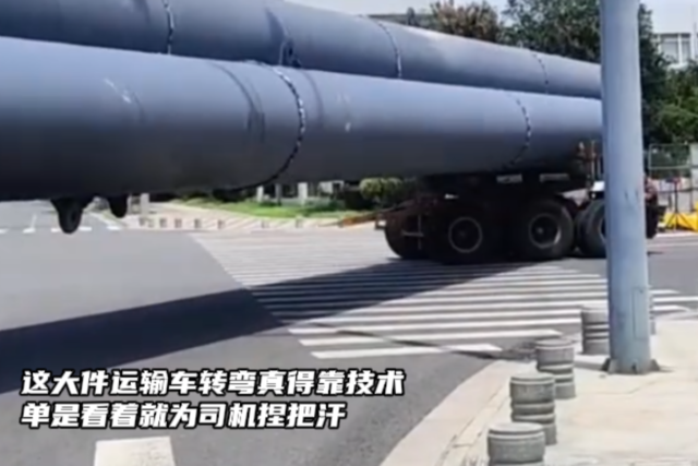 这大件运输车转弯真得靠技术 单是看着就为司机捏把汗