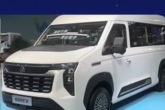 100度大电池的纯电轻客，重汽新款先锋官V新能源面包车配置