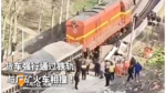 货车强行通过铁轨 与厂矿火车相撞! 货车强行通过铁轨 与厂矿火车相撞!