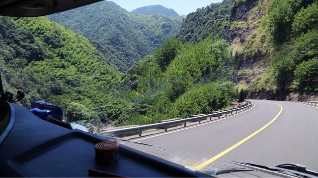 不用淋水不踩刹车 大胆司机开重卡挑战连续下坡